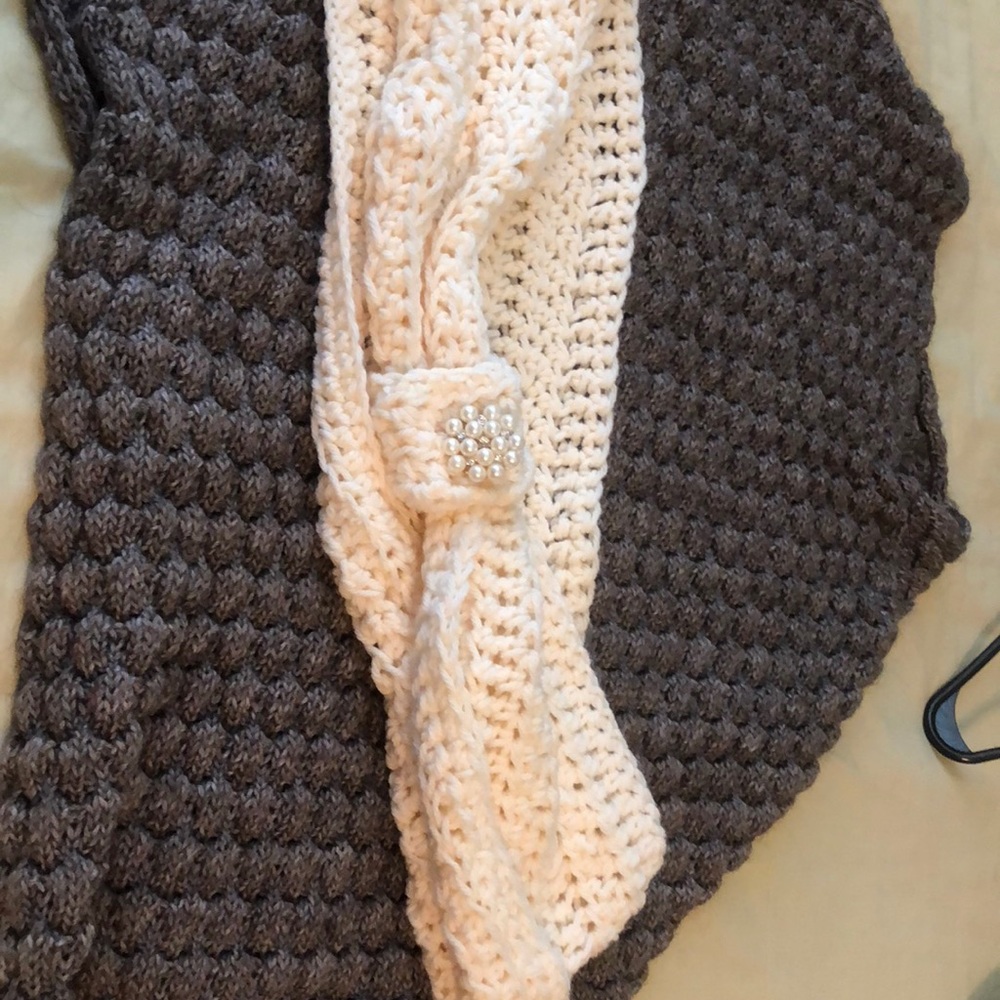 Shoulder pearl scarf